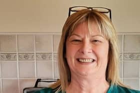 D’oibrigh Katherine McIntyre ó Thamhnach an tSalainn, atá anois ina cuid 60í, in oifigí tráth dá raibh, ach tá solúbthacht iontach aici anois ag obair mar chúntóir cúram sláinte