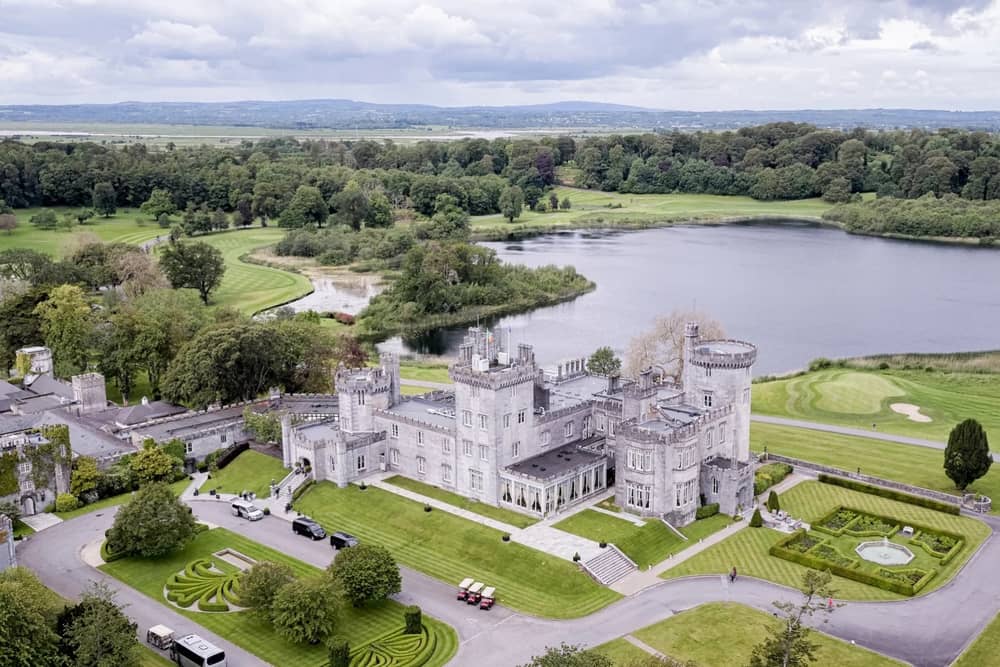 Tá sé fógartha go bhfuil Caisleán Dhroim Ólainn i gContae an Chláir le dul faoi an athfhorbairt is mó ina 63 bliain mar óstán só