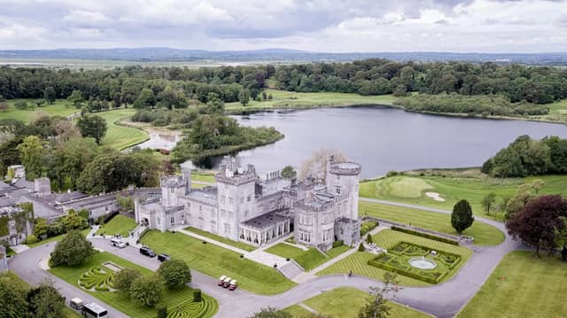 Tá sé fógartha go bhfuil Caisleán Dhroim Ólainn i gContae an Chláir le dul faoi an athfhorbairt is mó ina 63 bliain mar óstán só