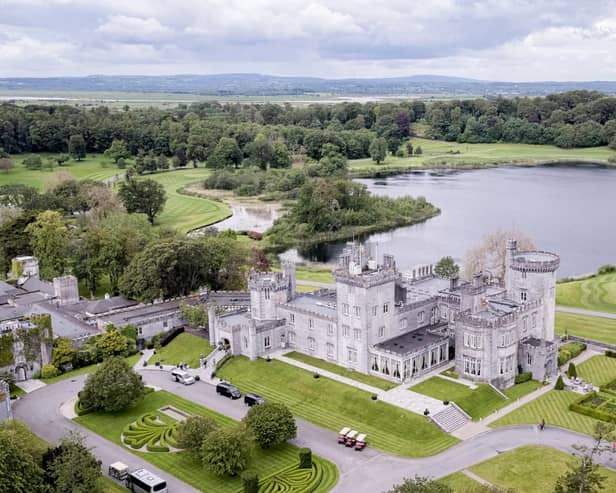 Tá sé fógartha go bhfuil Caisleán Dhroim Ólainn i gContae an Chláir le dul faoi an athfhorbairt is mó ina 63 bliain mar óstán só