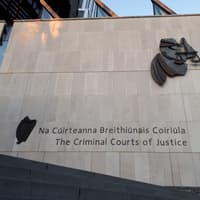 Fear curtha i bpríosún as éigniú agus ionsaí a dhéanamh ar iar-pháirtnéir