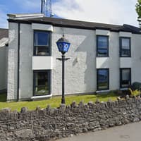 Imscrúduithe curtha ar bun tar éis d’fhear bás a fháil i gcoimeád an Gharda Síochána