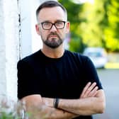 Cuireadh éisteacht maidir le pianbhreith fir, a thug roinnt dorn don chraoltóir Brendan Courtney, ar atráth chun measúnú a dhéanamh ar a oiriúnacht do sheirbhís phobail