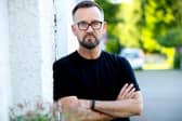 Cuireadh éisteacht maidir le pianbhreith fir, a thug roinnt dorn don chraoltóir Brendan Courtney, ar atráth chun measúnú a dhéanamh ar a oiriúnacht do sheirbhís phobail