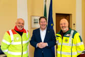 An tAire Iompair, Darragh O’Brien, le beirt oibrithe deonacha Rothar Fola