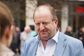 Deir Michael Collins, cé gur féidir le bealaí glasa ról a bheith acu i dturasóireacht inbhuanaithe nuair a fhorbraítear i gceart iad, nach mór feirmeacha inmharthana a scaradh dá bharr