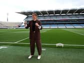 Katie Taylor ag déanamh grianghraf i bPáirc an Chrócaigh