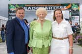 Paddy Daly Certa; Anna May McHugh, stiúrthóir bainistíochta NPA agus úinéir an tsuímh Lisa O’Flaherty ag Screggan, Tulach Mhór le haghaidh seoladh Chomórtas Náisiúnta Treabhadóireachta na bliana seo