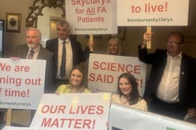 Na Teachtaí Dála de chuid Éireann Neamhspleách Ken O’Flynn, Richard O’Donoghue, Emily Felix, Maureen Sweeney ón Ataxia Foundation, Emma O’Shea agus an Teachta Dála de chuid Éireann Neamhspleách Michael Collins ag cruinniú i mBaile Átha Cliath