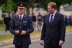 Coimisinéir an Gharda Síochána Justin Kelly agus an tAire Dlí agus Cirt Jim O’Callaghan 