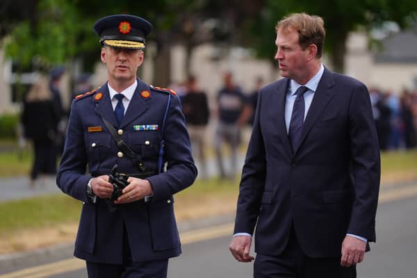 Coimisinéir an Gharda Síochána Justin Kelly agus an tAire Dlí agus Cirt Jim O’Callaghan 
