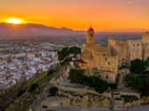 Fuarthas an dá chorp ag teach i mbaile Cullera, ó dheas de Valencia