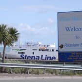 Dúirt Stena Line go mbeidh ar gach paisinéir atá ag taisteal idir Caergybi agus Baile Átha Cliath nó idir Abergwaun agus Ros Láir pas a thaispeáint anois ar imeacht agus nach nglacfar le haon chineál aitheantais eile