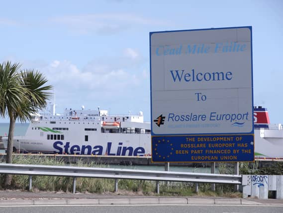 Dúirt Stena Line go mbeidh ar gach paisinéir atá ag taisteal idir Caergybi agus Baile Átha Cliath nó idir Abergwaun agus Ros Láir pas a thaispeáint anois ar imeacht agus nach nglacfar le haon chineál aitheantais eile