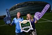 Tá iar-imreoir peile Bhaile Átha Cliath, Hannah Tyrrell, agus an craoltóir peile Meiriceánach Phoebe Schecter ag tnúth leis an gClasaic Peile Coláiste Aer Lingus