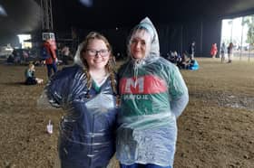 Emma O'Shea agus Jessica McMurray ag tabhairt aghaidh ar na heilimintí ag Electric Picnic