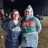 Emma O'Shea agus Jessica McMurray ag tabhairt aghaidh ar na heilimintí ag Electric Picnic