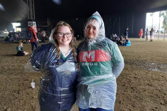 Emma O'Shea agus Jessica McMurray ag tabhairt aghaidh ar na heilimintí ag Electric Picnic