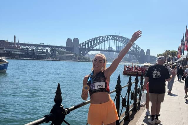 Chríochnaigh Fiona Naughton, as Caisleán an Bharraigh, Maratón Sydney Dé Domhnaigh