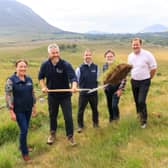 D’oscail an tAire Stáit um Dúlra, Oidhreacht agus Bithéagsúlacht, Christopher O’Sullivan TD, clós súgartha úrscothach do pháistí go hoifigiúil i bPáirc Náisiúnta Chonamara i Leitir Fraic, Co. na Gaillimhe