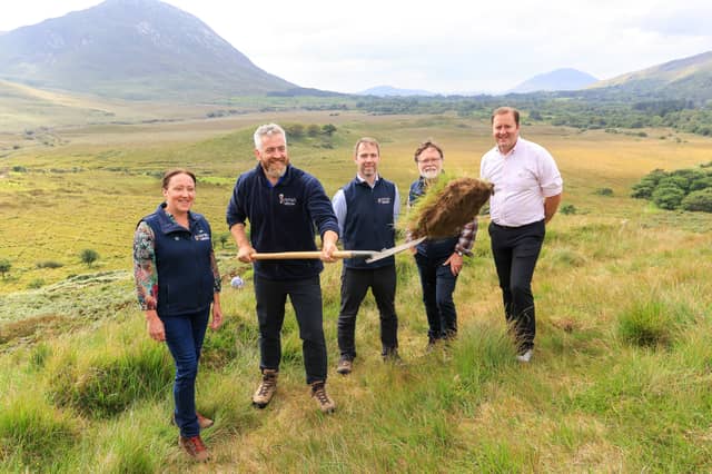 D’oscail an tAire Stáit um Dúlra, Oidhreacht agus Bithéagsúlacht, Christopher O’Sullivan TD, clós súgartha úrscothach do pháistí go hoifigiúil i bPáirc Náisiúnta Chonamara i Leitir Fraic, Co. na Gaillimhe
