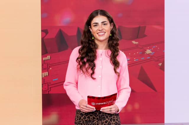 Is í Cara McHugh, 24 bliain d'aois as Ros Comáin, an láithreoir teilifíse den chéad uair, an duine is nuaí ar fhoireann RTÉ news2day