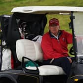 Donald Trump ag Óstán Gailf Idirnáisiúnta Trump i nDún Beag