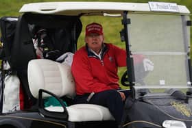 Donald Trump ag Óstán Gailf Idirnáisiúnta Trump i nDún Beag