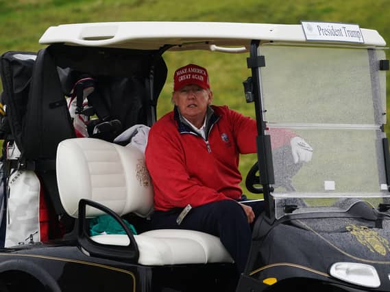 Donald Trump ag Óstán Gailf Idirnáisiúnta Trump i nDún Beag