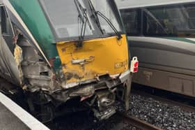 Traein Iarnród Éireann millte tar éis dó bualadh le tarracóir in aice le Tulach Mhór