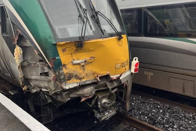 Traein Iarnród Éireann millte tar éis dó bualadh le tarracóir in aice le Tulach Mhór
