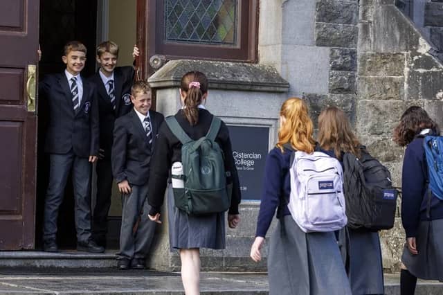 Harry Rymer ó Ros Cré, Ewan Kennedy ó Phort Omna agus Jack Cleary ó Dhrom agus Inse ag fáiltiú roimh chailíní na chéad bhliana