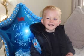 An t-éagach Peter Mulcaire, 2, sa phictiúr agus é ag ullmhú chun tús a chur lena chéad lá sa réamhscoil i rith na seachtaine