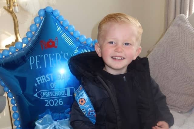 An t-éagach Peter Mulcaire, 2, sa phictiúr agus é ag ullmhú chun tús a chur lena chéad lá sa réamhscoil i rith na seachtaine