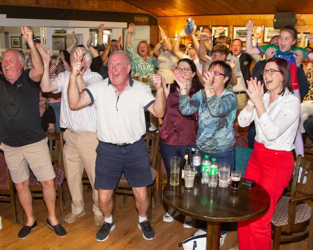 Baill de Chlub Gailf Esker Hills ag ceiliúradh Dé Domhnaigh i ndiaidh bhua Shane Lowry