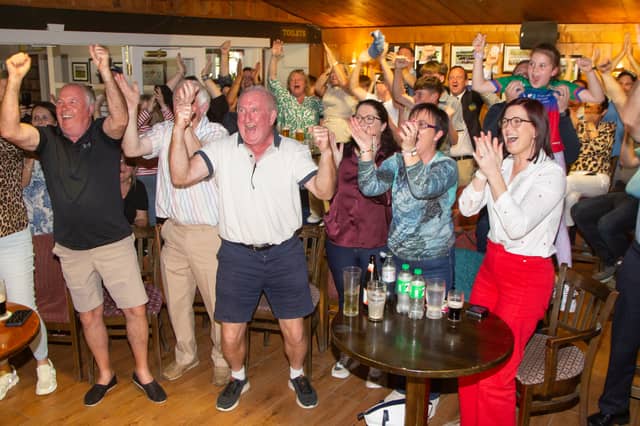 Baill de Chlub Gailf Esker Hills ag ceiliúradh Dé Domhnaigh i ndiaidh bhua Shane Lowry