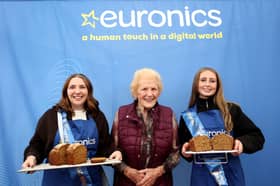Buaiteoir na catagóire sinsearaí Olivia Nash le Anna May McHugh agus buaiteoir na catagóire sóisearaí Cara Wall