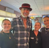 Eric Catone le baill foirne ón Silver Restaurant: Dawn Mackey, Caroline Coyle agus Sarah McNamara.