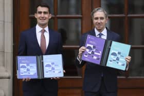 An tAire Caiteachais Phoiblí Jack Chambers agus an tAire Airgeadais Simon Harris ar lá an Bhuiséid
