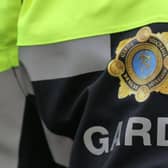 Tá imscrúduithe ar siúl tar éis urghabháil a dhéanamh ar ghléasanna gaile (vapes) mídhleathacha agus ar tháirgí cannabais, ar fiú níos mó ná €3 mhilliún iad