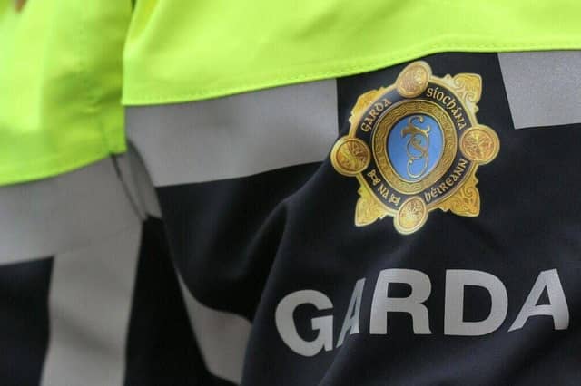 Tá imscrúduithe ar siúl tar éis urghabháil a dhéanamh ar ghléasanna gaile (vapes) mídhleathacha agus ar tháirgí cannabais, ar fiú níos mó ná €3 mhilliún iad