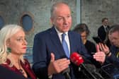 Labhraíonn an tAire Stáit don Intleacht Shaorga Niamh Smyth agus an Taoiseach Micheál Martin leis na meáin le linn an tSuimid Idirnáisiúnta um Intleacht Shaorga ag an RDS i mBaile Átha Cliath 