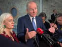 Labhraíonn an tAire Stáit don Intleacht Shaorga Niamh Smyth agus an Taoiseach Micheál Martin leis na meáin le linn an tSuimid Idirnáisiúnta um Intleacht Shaorga ag an RDS i mBaile Átha Cliath 