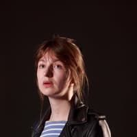 Leabhair Sally Rooney tarraingthe siar ó shiopaí sa Ríocht Aontaithe