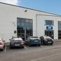 Fógraíonn cuideachta SAM dúnadh saoráid déantúsaíochta Éireannach