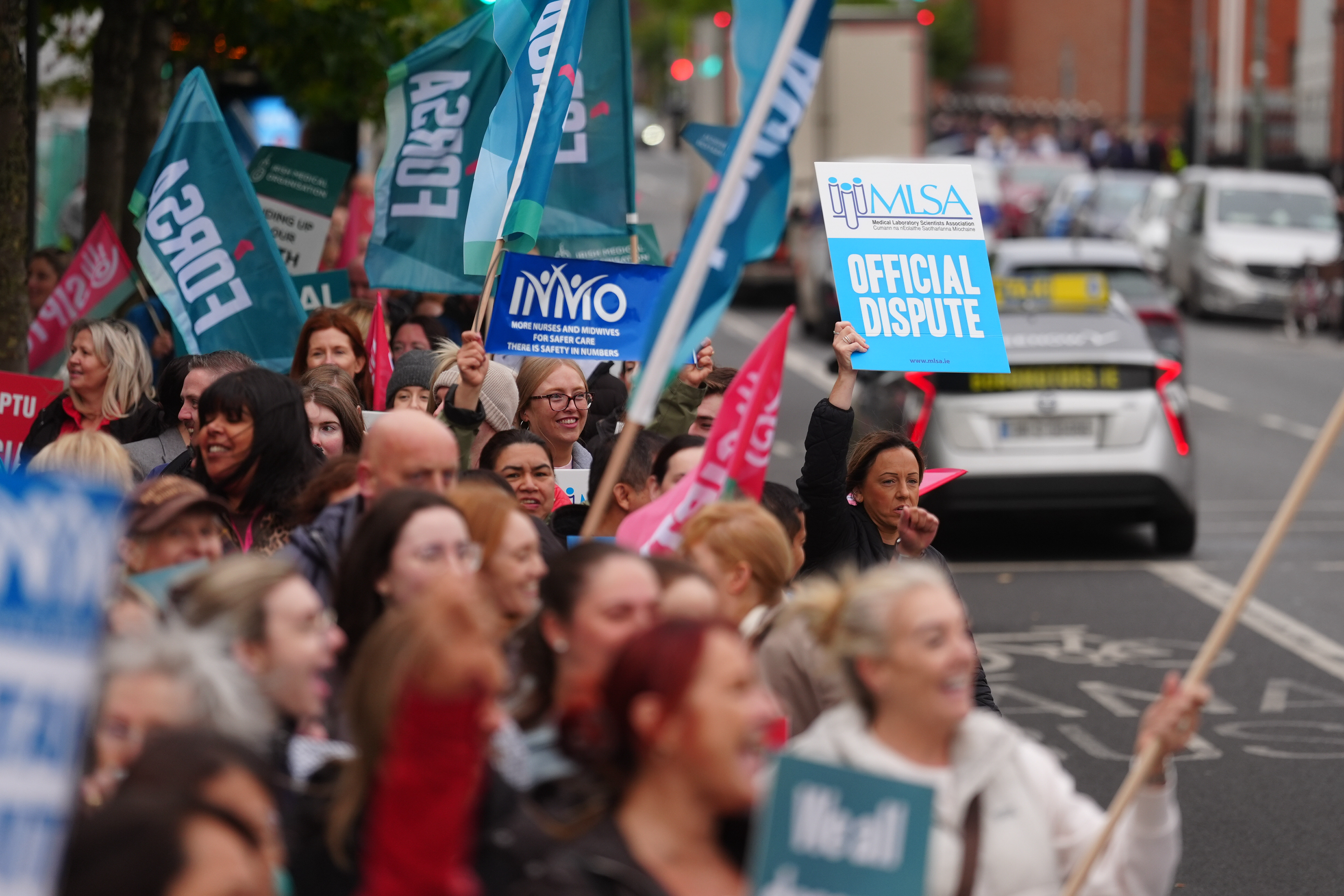 Ghlac níos mó ná 300,000 oibrí san earnáil phoiblí – ina measc altraí, dochtúirí, múinteoirí agus státseirbhísigh – páirt i stailc Dé Céadaoin seo caite, mar gheall ar mhoill maidir le comhaontú nua pá don earnáil phoiblí a bhaint amach