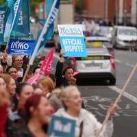 Cuireann ceardchumainn stailc phleanáilte ar fionraí