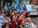 Ghlac níos mó ná 300,000 oibrí san earnáil phoiblí – ina measc altraí, dochtúirí, múinteoirí agus státseirbhísigh – páirt i stailc Dé Céadaoin seo caite, mar gheall ar mhoill maidir le comhaontú nua pá don earnáil phoiblí a bhaint amach