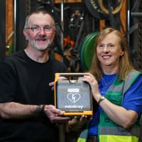 Ritheoir maratóin a tháinig slán as gabháil chroí, ag iarraidh ar dhaoine foghlaim faoi CPR