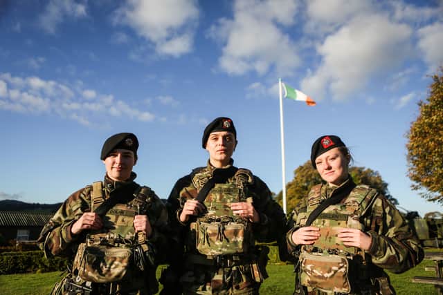 Tá an Ceannaire Leah Dolan, an Gunnaire Gabrielle Erichovaite agus an Saighdiúir Muireann Cullen ag ullmhú don imscaradh deireanach chuig Fórsa Eatramhach na Náisiún Aontaithe sa Liobáin